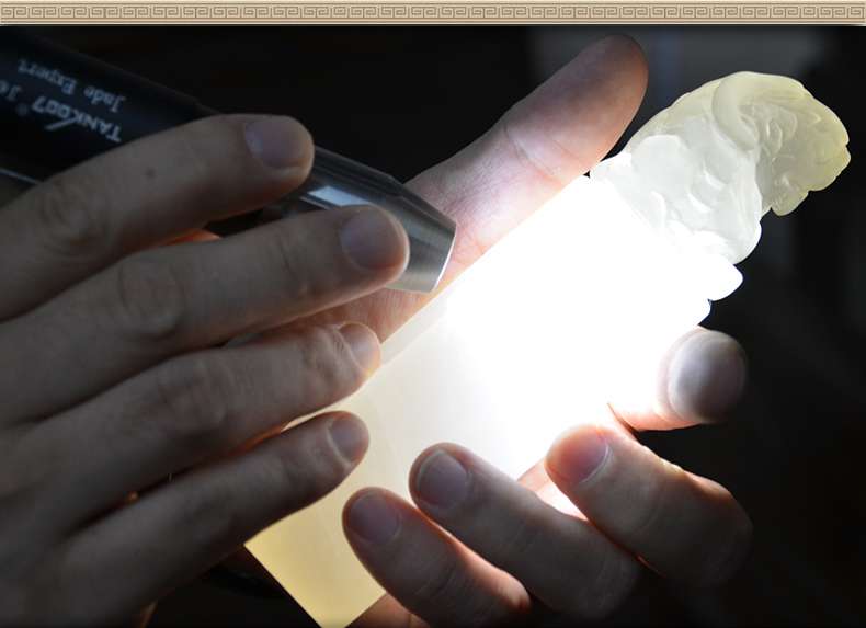 照玉強(qiáng)光手電筒不只可以鑒定琥珀，還可以鑒別各種的玉石、原石