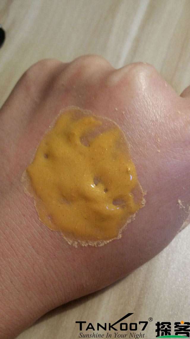 客戶買了紫光手電驗熒光劑，先拿面膜大姨媽巾開刀 