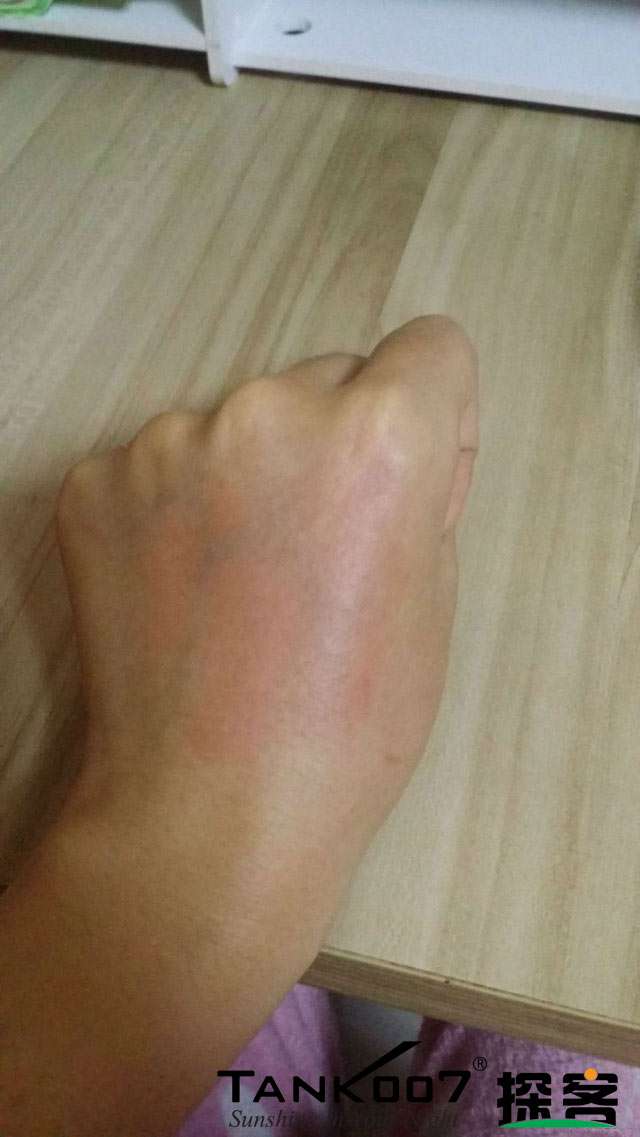 客戶買了紫光手電驗熒光劑，先拿面膜大姨媽巾開刀 