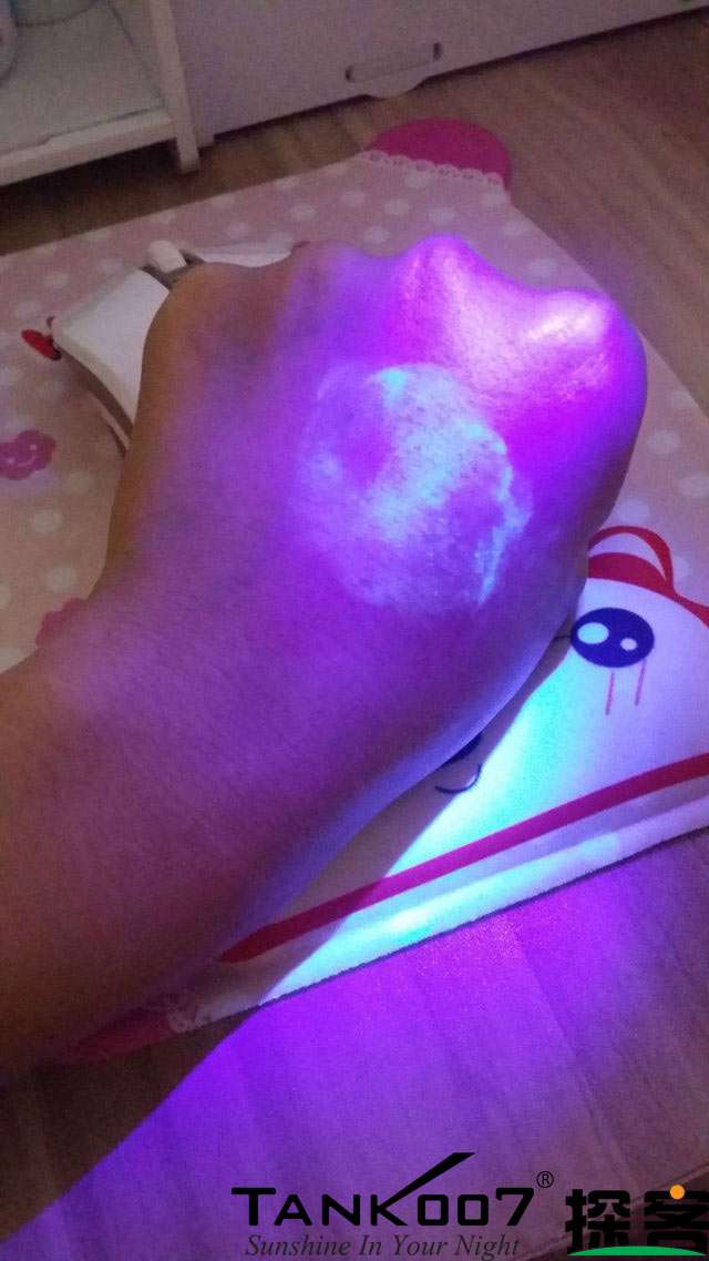 客戶買了紫光手電驗熒光劑，先拿面膜大姨媽巾開刀 