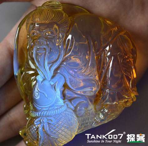 網(wǎng)上用紫光手電鑒定琥珀的帖子這么多，哪個(gè)是真假？
