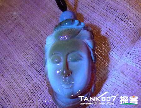 網(wǎng)上用紫光手電鑒定琥珀的帖子這么多，哪個(gè)是真假？