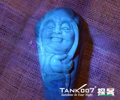 網(wǎng)上用紫光手電鑒定琥珀的帖子這么多，哪個(gè)是真假？