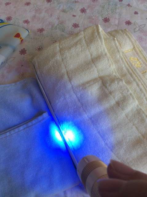  寶媽買了紫光手電，衣服上好多熒光劑，看的心慌害怕
