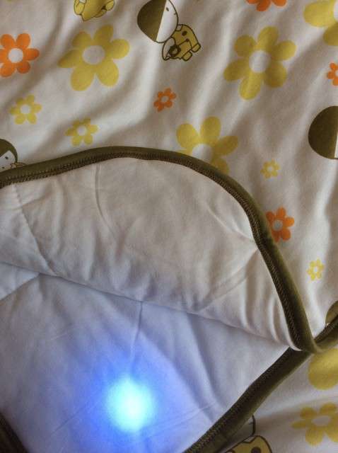  寶媽買了紫光手電，衣服上好多熒光劑，看的心慌害怕