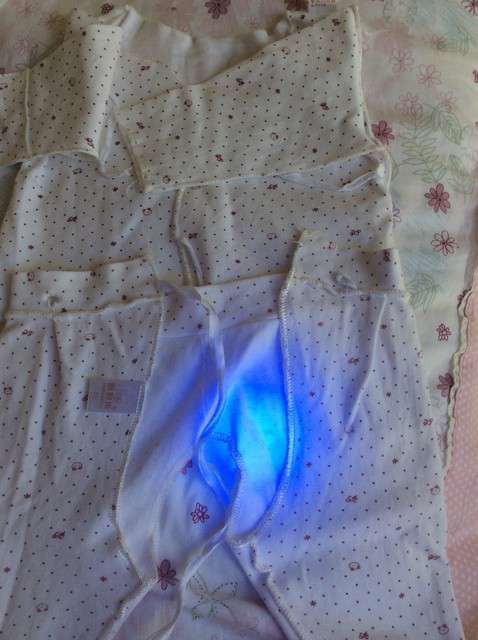  寶媽買了紫光手電，衣服上好多熒光劑，看的心慌害怕