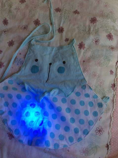  寶媽買了紫光手電，衣服上好多熒光劑，看的心慌害怕