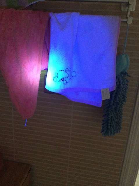  寶媽買了紫光手電，衣服上好多熒光劑，看的心慌害怕